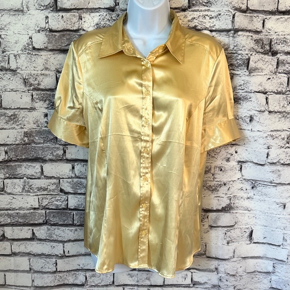 New York & Company Tops - New York and Company Stretch Pale Yellow Button Up Short Sleeve Shirt size L